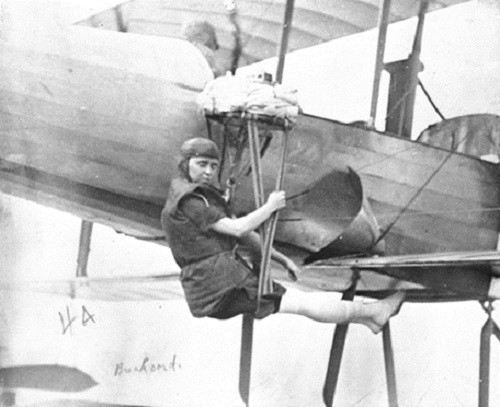 اولین چتربازی از هواپیما